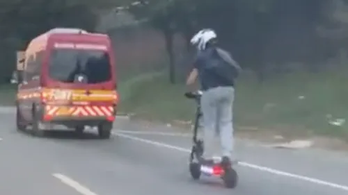 Un homme à trottinette sur l’autoroute (Vidéo)